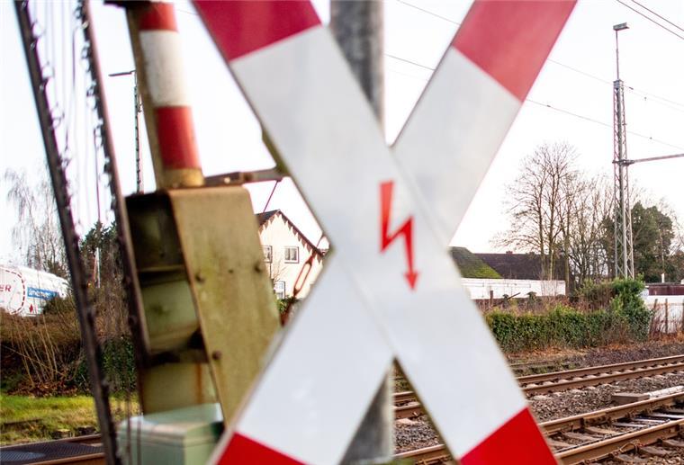 Sprinter bleibt auf Gleisen liegen - Bahnstrecke gesperrt Ein Andreaskreuz steht an einem Bahnübergang