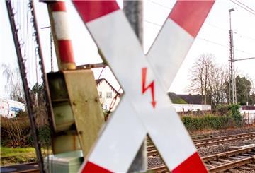 Ein Andreaskreuz steht an einem Bahnübergang 