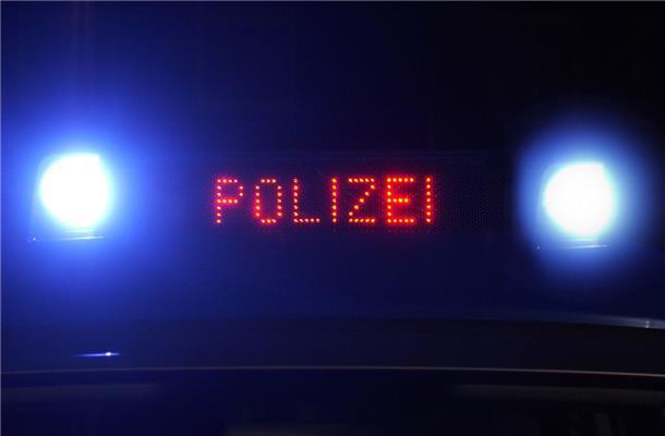 Ein Autofahrer ist am Montag in Bremerhaven versehentlich aufs Gaspedal gekommen und hat ein anderes Auto beschädigt. Bei der Unfallaufnahme bemerkten die Beamten, dass der Mann betrunken war. 