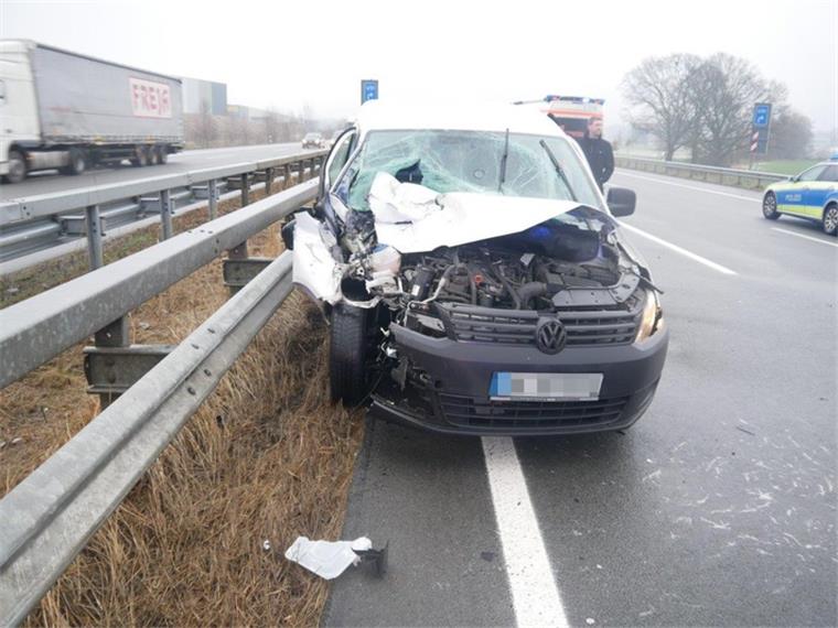 Autobahn 1 bei Rade: Auto fährt auf Lastwagen auf Ein Autofahrer ist am Montagnachmittag auf der Autobahn 1 bei Rade auf einen Lastwagen aufgefahren.