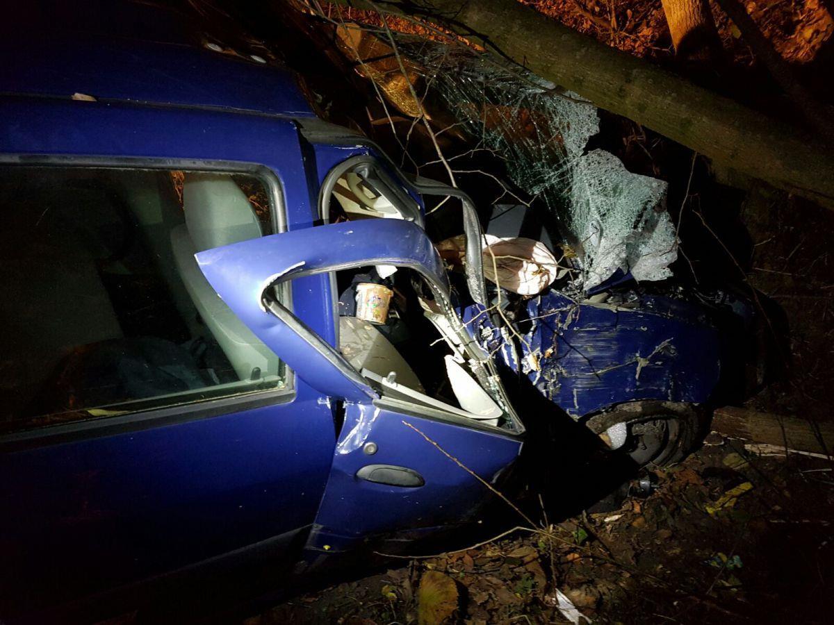 Ein Autofahrer ist am Sonnabend auf der Bundesstraße 6 gegen einen Baum gekracht. Er verletzte sich lebensgefährlich. 