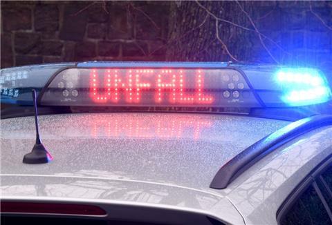 Die Leuchtschrift "Unfall" auf dem Dach eines Polizeiwagens.