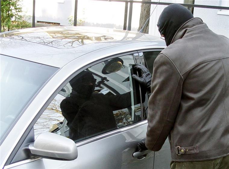 Zu weit aus dem Fenster gelehnt: Nur noch Beine von Autoknacker zu sehen Ein Autoknacker hat in der Nacht in der Hafenstraße sein Unwesen getrieben.