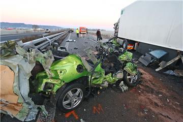 Ein Autowrack steht nach dem Unfall auf der Autobahn 7 nahe Bad Grönenbach in Bayern. Im dichten Nebel krachten mehrere Fahrzeuge ineinander. Dabei sind in der Silvesternacht sechs Menschen gestorben.