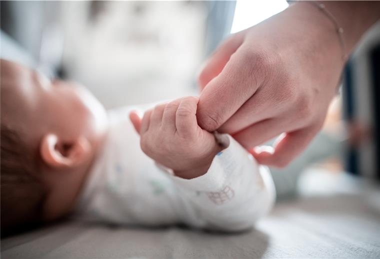 Wegen Lockdown? Babyboom in Cuxhaven Ein Baby klammert sich an den Finger seiner Mutter.