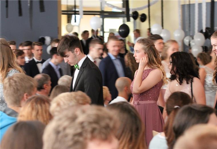 Ein Bad in der Menge, so wie auf diesem Foto aus dem Jahr 2019 vom Abschlussjahrgang der KGS Tarmstedt, wird es nicht geben. Trotzdem wollen die Schulen in der Region den jungen Menschen einen runden Abschluss bieten und gehen dafür auch neue Wege.