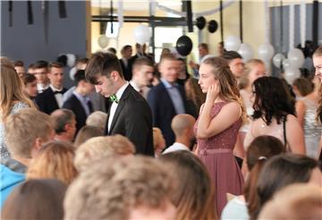 Ein Bad in der Menge, so wie auf diesem Foto aus dem Jahr 2019 vom Abschlussjahrgang der KGS Tarmstedt, wird es nicht geben. Trotzdem wollen die Schulen in der Region den jungen Menschen einen runden Abschluss bieten und gehen dafür auch neue Wege.