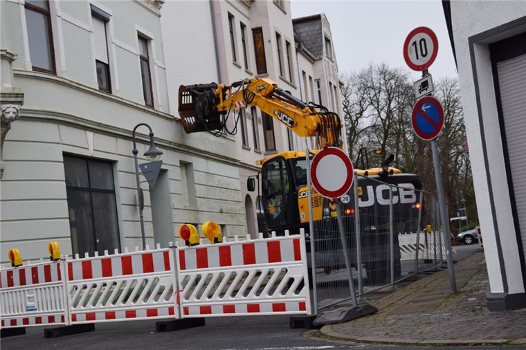 Ein Bagger hat gestern Nachmittag damit begonnen, den Anbau des Wohnhauses abzureißen, das an der Ecke Kirchenstraße/Fährstraße steht. Das Eckhaus selbst soll im Januar oder Februar verschwinden.