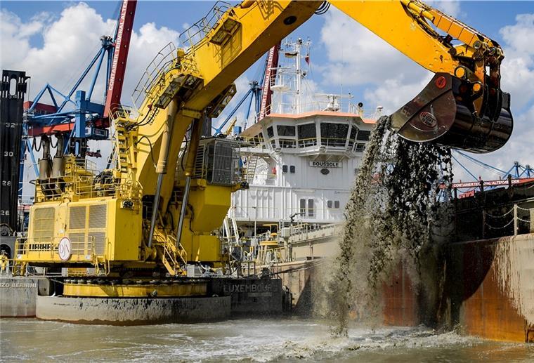 Elbschlick: Stadt Cuxhaven reagiert wütend auf Hamburger Ankündigung Ein Bagger holt bei Arbeiten zur Elbvertiefung Schlick aus einem Hafenbecken in Hamburg.