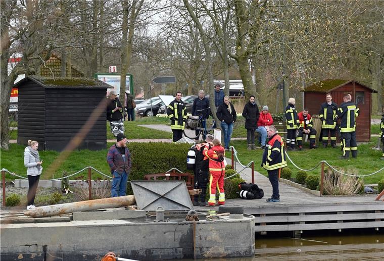 Ein Bagger wird aus einem Kanal in Greetsiel (Landkreis Aurich) gezogen. 