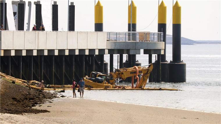 Ein Bagger ist ins Meer auf Norderney gerutscht.