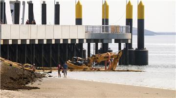 Ein Bagger ist ins Meer auf Norderney gerutscht.