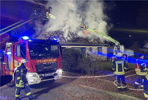 Ein Bagger wurde bei dem Einsatz zu Hilfe genommen, um das Dach einzureißen.