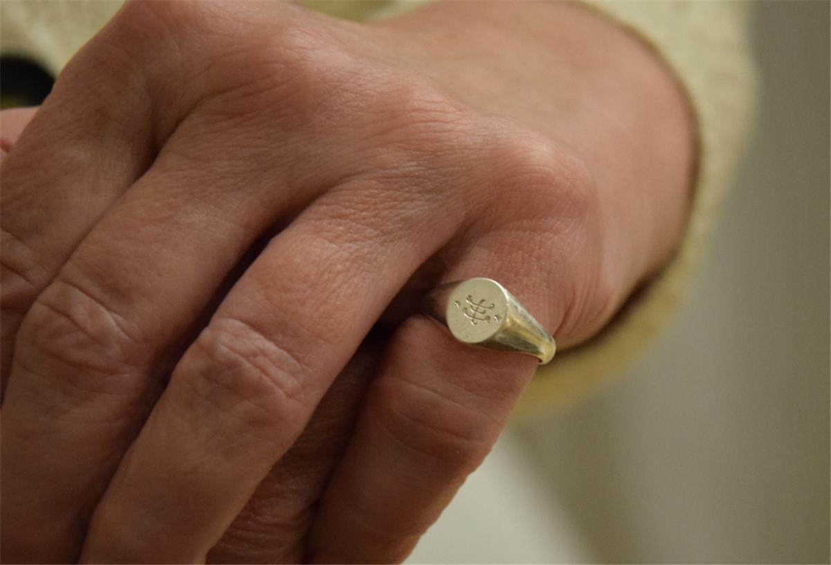 Zevener Ehepaar lebt den wenig verbreiteten Bahá‘i-Glauben Ein Bahá‘i-Symbol, der Ring mit drei verbundenen Ebenen: Die Gottesebene, die Offenbarungsebene und die Ebene der Menschheit.