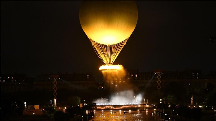 Ein Ballon steigt mit einer Feuerschale am Ende der Eröffnungsfeuer der Olympischen Sommerspiele in Paris in die Luft. Der Heliumballon stammt von einem darauf spezialisierten Unternehmen aus Augsburg. (Archivbild)