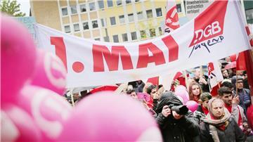 Ein Banner mit der Aufschrift „1. Mai DGB-Jugend“ ist bei der damaligen zentralen Mai-Kundgebung des Deutschen Gewerkschaftsbundes (DGB) zu sehen.