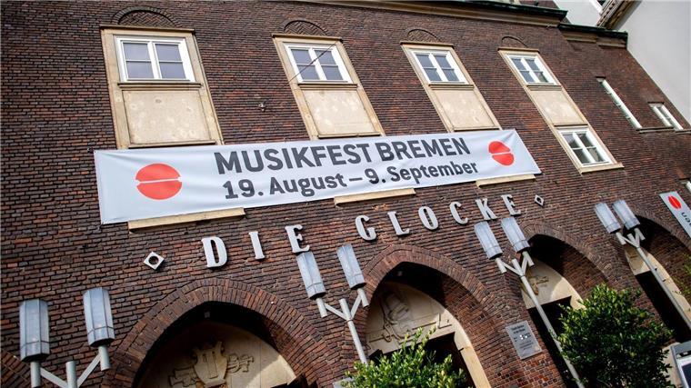 Ein Banner mit der Aufschrift „Musikfest Bremen“ hängt am Konzerthaus „Glocke“ im Stadtzentrum.