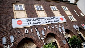 Ein Banner mit der Aufschrift „Musikfest Bremen“ hängt am Konzerthaus „Glocke“ im Stadtzentrum.