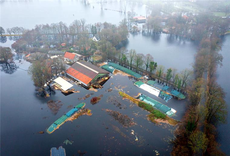 Ein Bauernhof im Bremer Stadtteil Timmersloh steht unter Wasser.