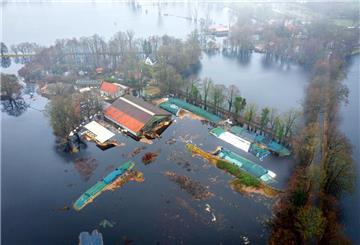 Ein Bauernhof im Bremer Stadtteil Timmersloh steht unter Wasser.