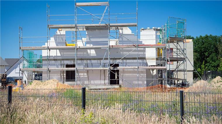 Ein Baugerüst steht an der Fassade eines sich im Bau befindlichen Einfamilienhauses.