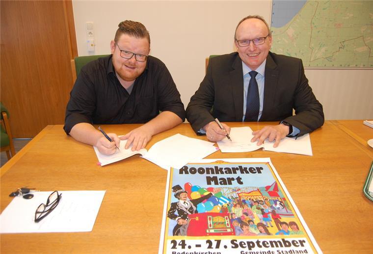 Ein bedeutsamer Moment: Pächter Oleg Wilhelm (links) und Bürgermeister Harald Stindt haben am Freitagvormittag im Rathaus in Rodenkirchen den Vertrag für die Markthalle unterschrieben. Erste Veranstaltung für den neuen Hausherrn Wilhelm ist der Rodenkircher Markt.