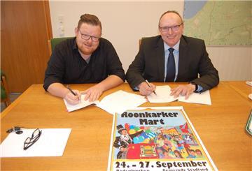 Ein bedeutsamer Moment: Pächter Oleg Wilhelm (links) und Bürgermeister Harald Stindt haben am Freitagvormittag im Rathaus in Rodenkirchen den Vertrag für die Markthalle unterschrieben. Erste Veranstaltung für den neuen Hausherrn Wilhelm ist der Rodenkircher Markt.