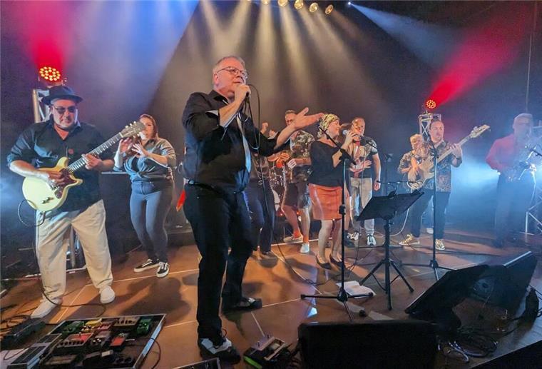 Tragische Geschichte steckt hinter dem Benefizkonzert in Nordenham Band auf der Bühne