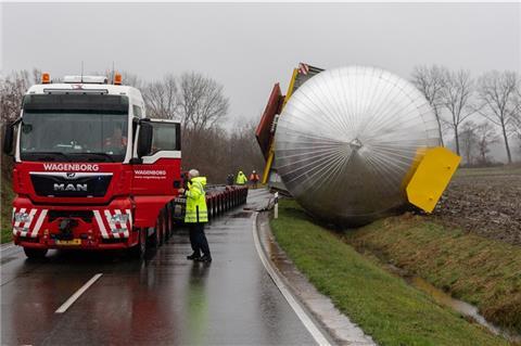 Ein Behälter liegt im Straßengraben auf der Ortsumgehung Sögel nach einem Unfall bei einem Schwertransport mit zwei Kohlendioxidbehältern.