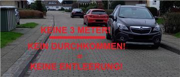 Ein Beispiel aus der Buchenstraße in Brake: Hier stehen die Autos so ungünstig am Straßenrand, dass Müllfahrzeuge kaum noch durchkommen.