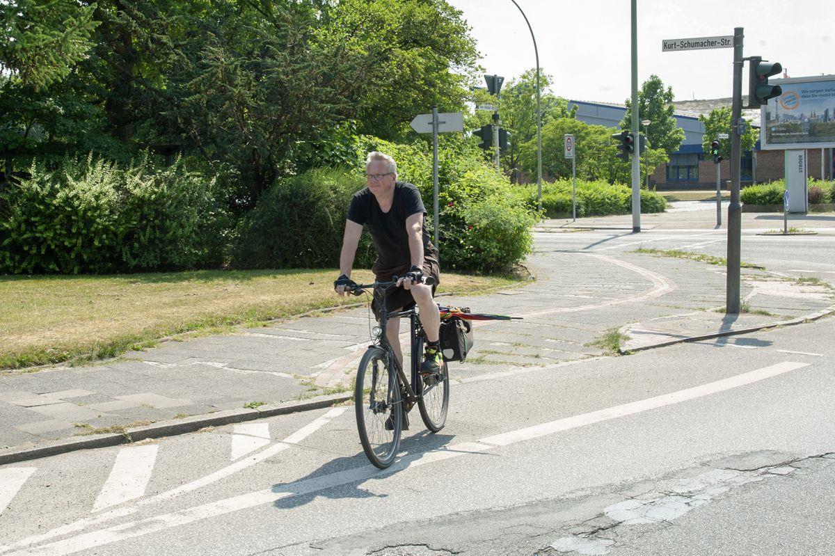 Ein Beispiel für die Nicht-Umsetzung des Radverkehrskonzepts: Der Radweg, der an der Hans-Böckler-Straße auf dem Parkstreifen endet. Christian Peters vom ADFC kritisiert die Radfahrpolitik in der Stadt scharf.
