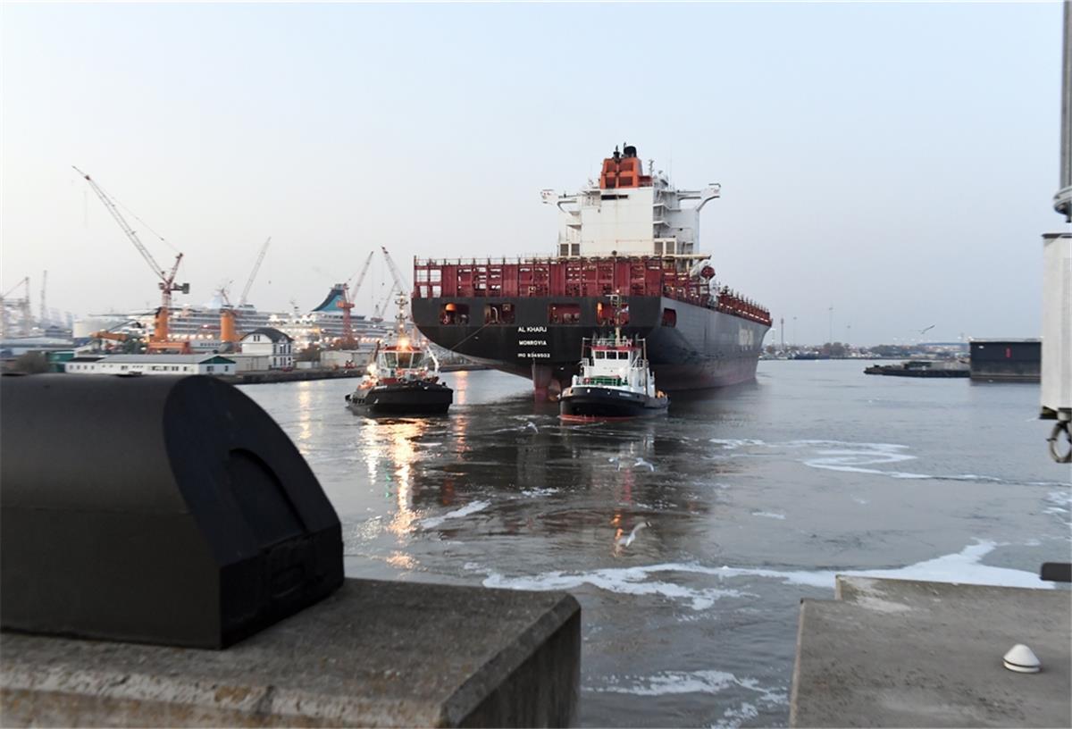 Bremerhaven: Ein blaues Auge für den Hafen Ein Beispiel für eine gelungene Investition im Hafen: Per Dockschleusung wird die „Al Kharj“ in den Kaiserhafen gebracht, wo sie an der sanierten Westkaje für Reparaturarbeiten festmacht.
