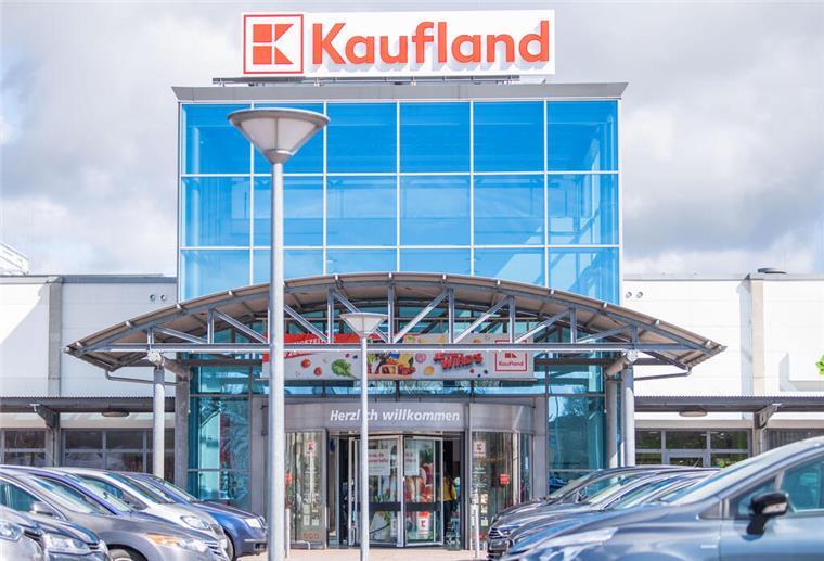 Der Eingang einer Kaufland-Filiale mit davor geparkten Autos. Bei Kaufland ist jetzt ein beliebtes Bier aus den Regalen verschwunden.
