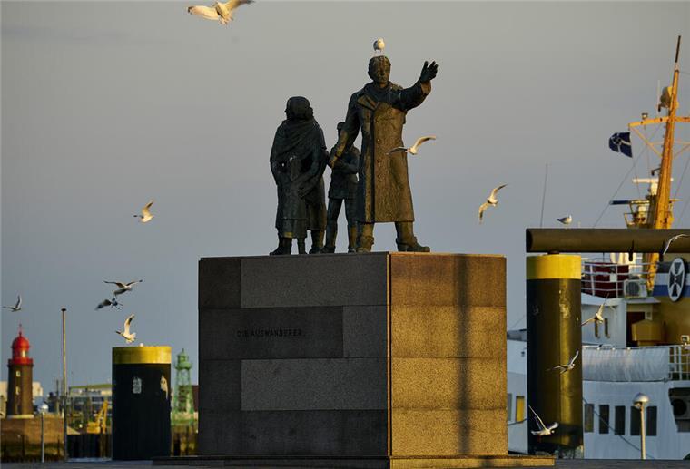 Denkmalplünderer schlagen zu: Gedenktafeln in Bremerhaven geklaut Ein beliebtes Fotomotiv an der Seebäderkaje - und nun das Ziel von Dieben: Unbekannte haben Gedenktafeln von dem Auswanderer-Denkmal gestohlen.