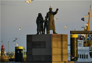 Ein beliebtes Fotomotiv an der Seebäderkaje - und nun das Ziel von Dieben: Unbekannte haben Gedenktafeln von dem Auswanderer-Denkmal gestohlen. 