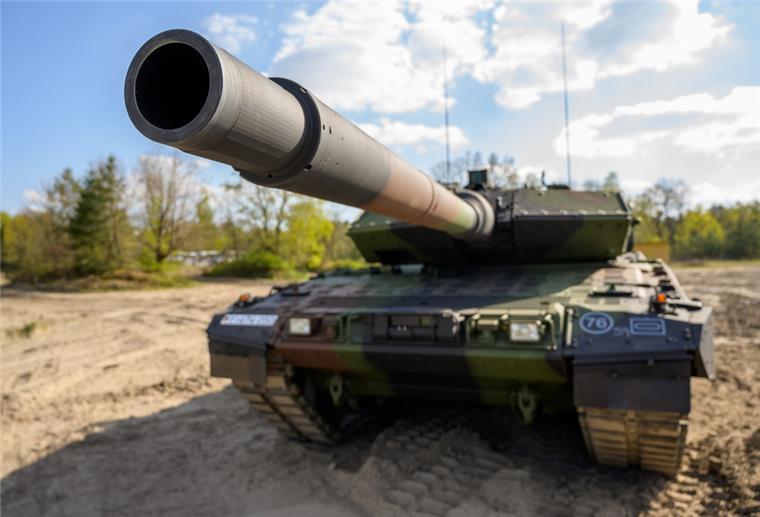  Ein Kampfpanzer der Bundeswehr vom Typ Leopard 2 A7V steht auf dem Übungsplatz. 