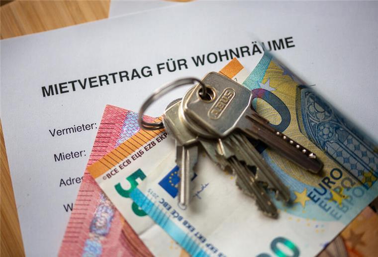 Streit um Untermiete: Darf ein Mieter mit seiner Wohnung Gewinn machen? Ein Mietvertrag für Wohnräume liegt zusammen mit Geldscheinen und Wohnungsschlüsseln auf einem Tisch. Ein Berliner Mieter verlangte bei der Untervermietung mehr als doppelt so viel Miete wie er selbst zahlt. Nun klärt der Bundesgerichtshof, ob dies rechtens ist.