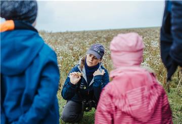 Ein Beruf mit vielen Aufgaben: Neben der Gebietskontrolle gehören auch Führungen zu den Aufgaben von Rangerin Susanne Koschel. Foto: Lukas Lehmann