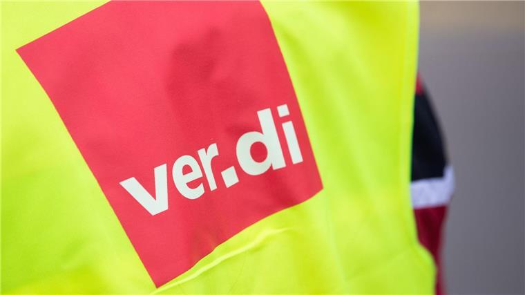 Verdi ruft zu Warnstreiks in Hannovers Einzelhandel auf Ein Beschäftigter trägt bei einem Warnstreik eine Warnweste von Verdi.