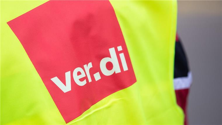 Verdi ruft erneut zu ganztägigem Streik im Einzelhandel auf Ein Beschäftigter trägt bei einem Warnstreik eine Warnweste von Verdi.