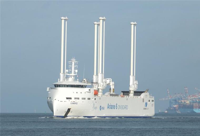 Ein hochmodernes Segel-Frachtschiff mit vier Masten auf dem Wasser.
