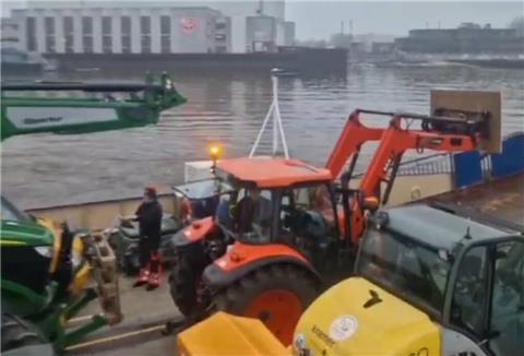 Ein besonderer Protest: Die Landwirte sind auf einer Fähre über die Weser gefahren.
