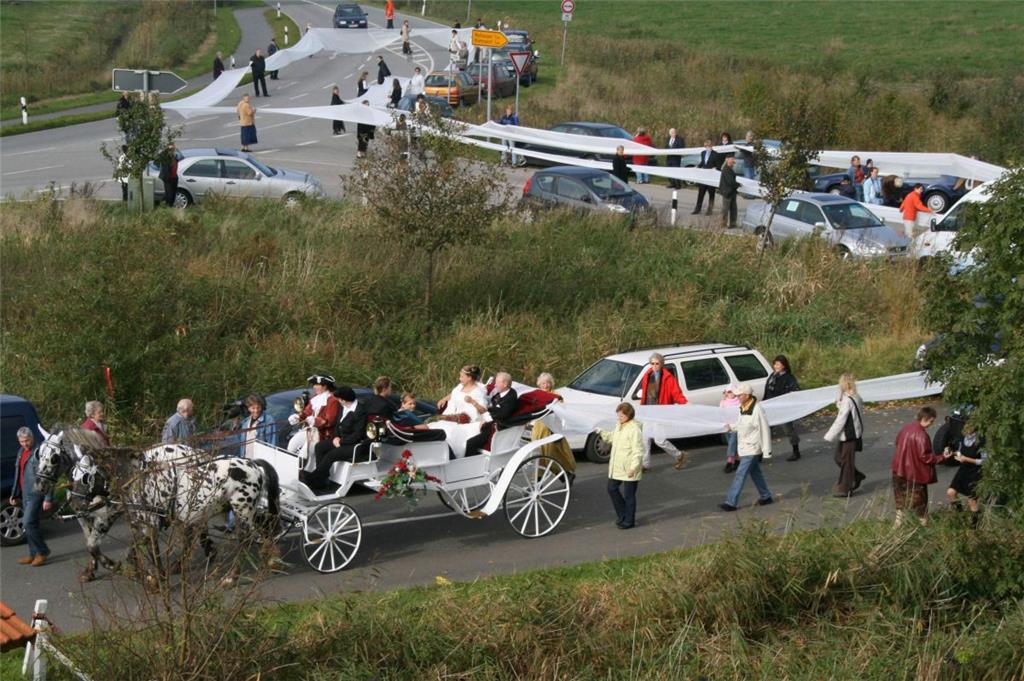 Ein besonderer Weltrekord: 3168 Meter lang zieht sich der Brautschleier im Oktober 2007 von Eidewarden über Wiemsdorf bis zur Dedesdorfer Mühle. Damit knackt das frisch vermählte Ehepaar Ingrid Schlott und Michael Stöpke die Bestmarke von bislang 2812 Metern.