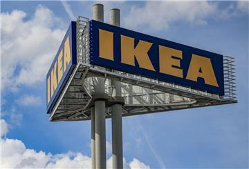  Ein Firmenlogo steht vor der Ikea-Filiale Köln Godorf. 