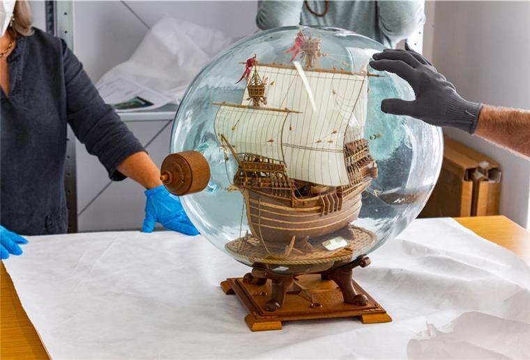 Brake: Flaschenschiff aus Museum geht auf große Fahrt Ein besonderes Flaschenschiff aus der Werkstatt von Jonny Reinert, der als „König der Buddelschiffbauer“ galt: Das Modell zeigt eine flämische Karacke.