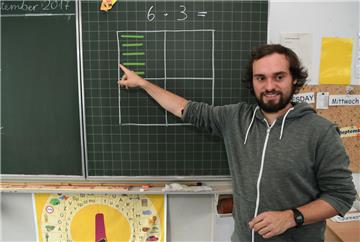 Ein besseres Gehalt könnte auch mehr männliche Lehrer für die Grundschulen begeistern. Die sind dort bislang eher selten anzutreffen.