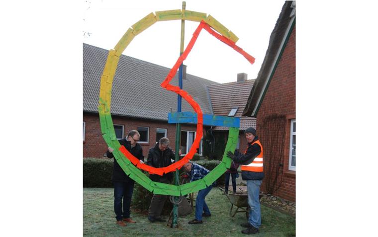 Ein Betonfundament sorgt für sicheren Stand des besonderen Geburtstagsgeschenks: Bernd Twachtmann schwingt die Schaufel, Bürgermeister Thorsten Krüger (von links), Horst Haesche und Reiner Sommer packen in Sievern kräftig mit an.  