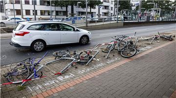 Ein betrunkener Autofahrer hat in Hannover 14 Fahrradständer überfahren.