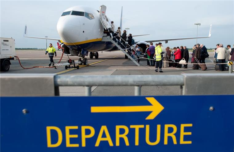 Bremen: Betrunkener Fluggast randaliert und greift Polizisten an Ein betrunkener Fluggast hat am Flughafen Bremen randaliert.