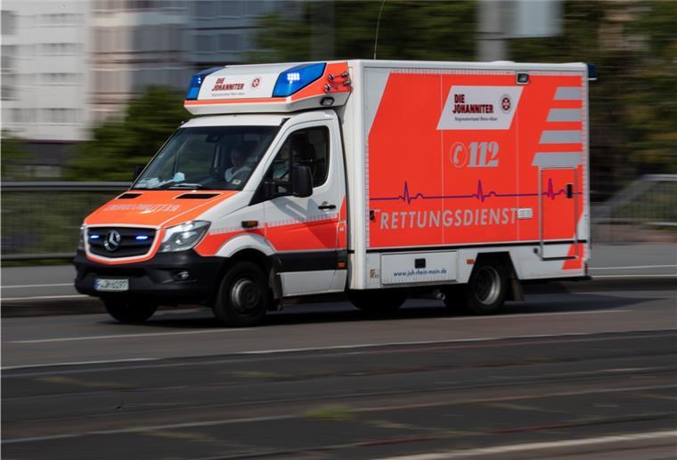 Mit eingeschaltetem Blaulicht fährt ein Rettungswagen über die Friedensbrücke zum Uniklinikum.